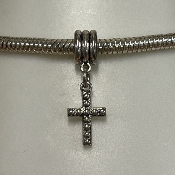 💕 3/$10 Cross Sliding Charm - Picture 1 of 4